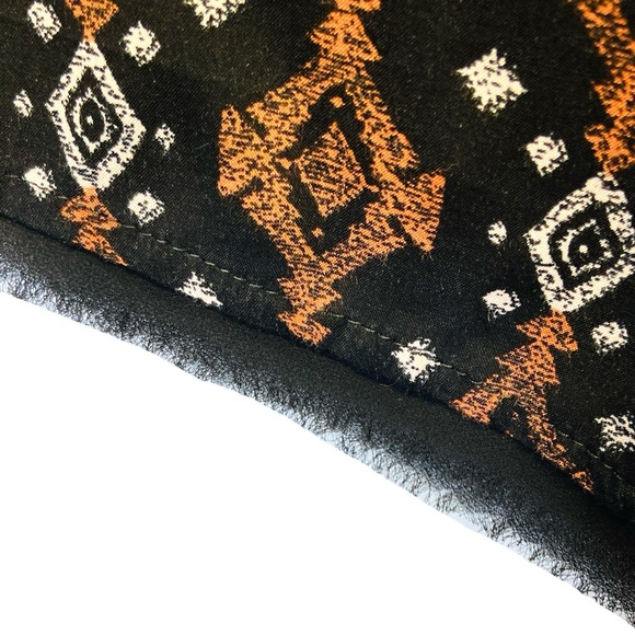 👚 TORRID || Geo Print Challis Tunic Top- - Picture 6 of 8